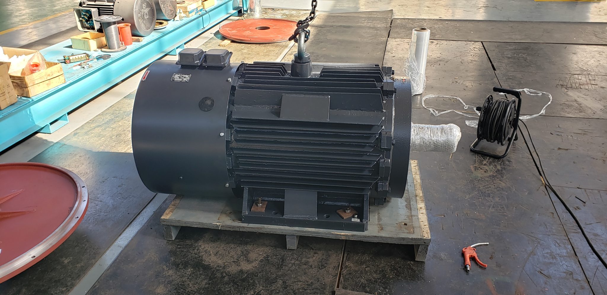 Black ENNENG direct-drive motor on a workshop pallet